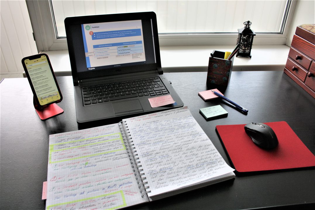 anna's work area when she studies with lingoda