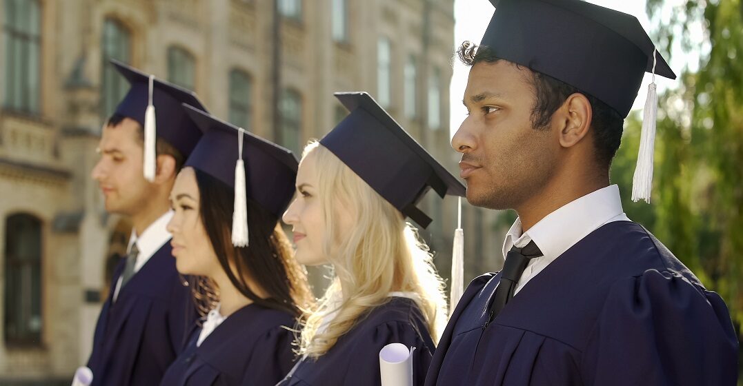 6 tips to write a great graduation speech (with examples) 