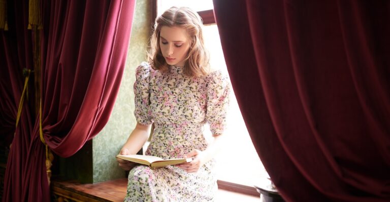 Jeune femme lisant des poèmes en anglais