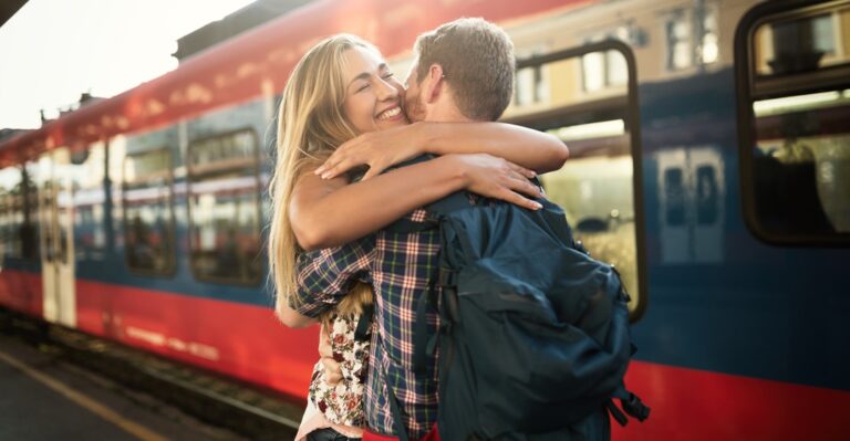 A couple saying goodbye in Swiss German at a train station